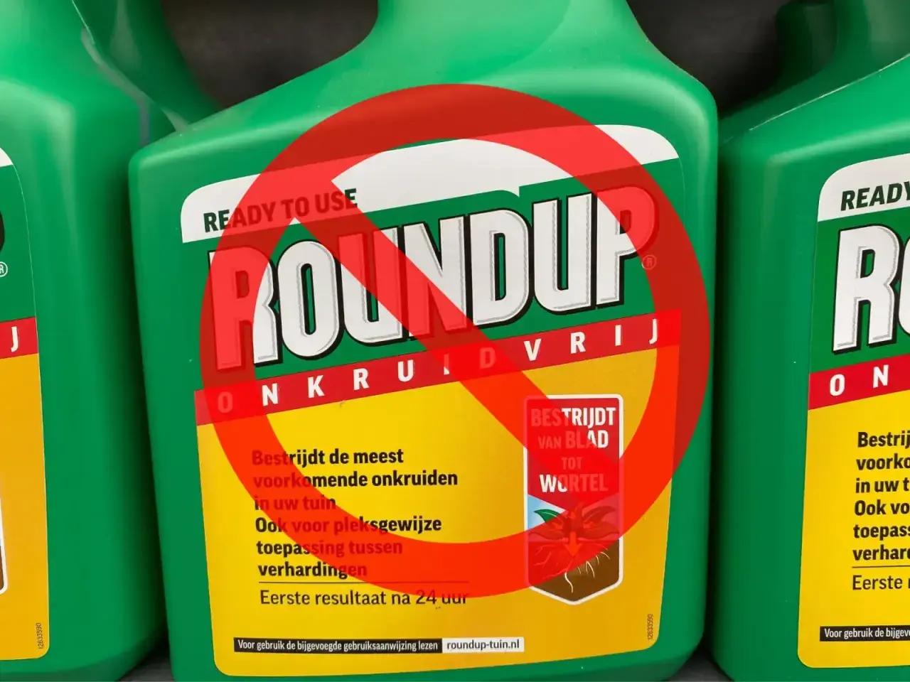 Butelki Roundup z przekreślonym znakiem zakazu. Wskazuje to na potencjalną szkodliwość Roundup dla ludzi i środowiska.